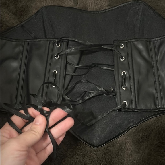 Black lace up corset - Picture 4 of 4